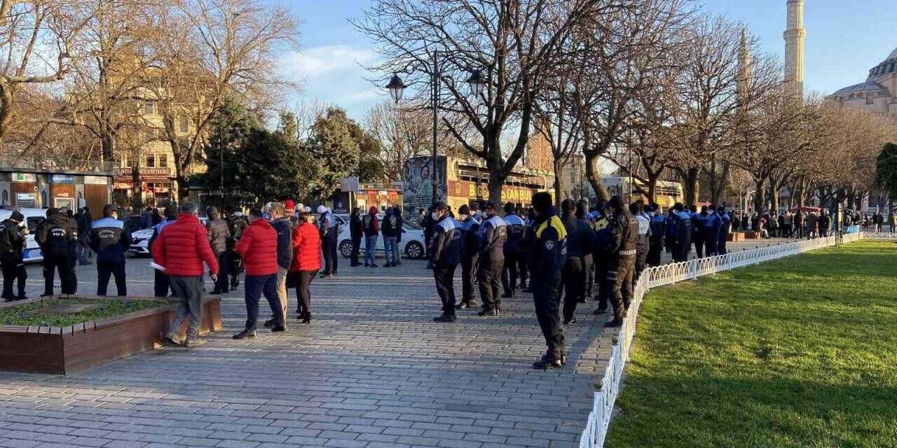 İBB, turistik şehir turu yapan otobüs firmasının araçlarını kaldırmak isteyince arbede yaşandı
