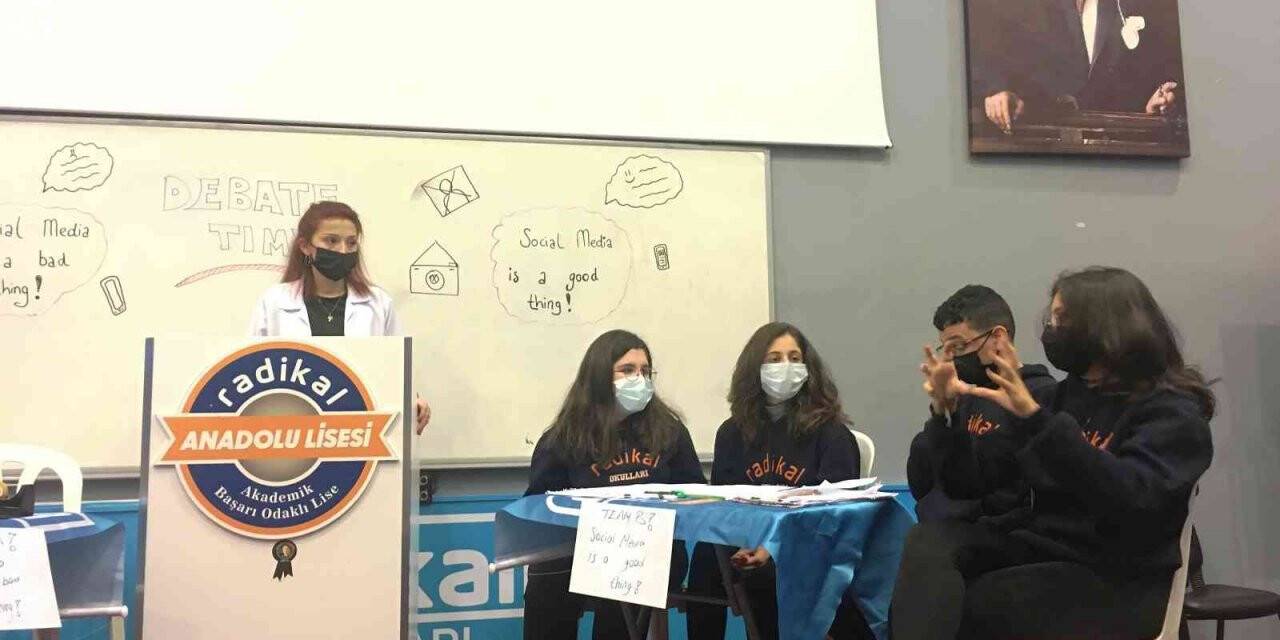Radikal Eğitim Kurumlarında öğrenciler İngilizce münazara etkinliğinde buluştu