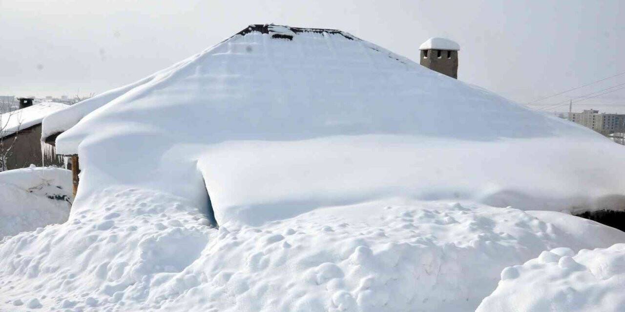 Yüksekova’da evler kara gömüldü