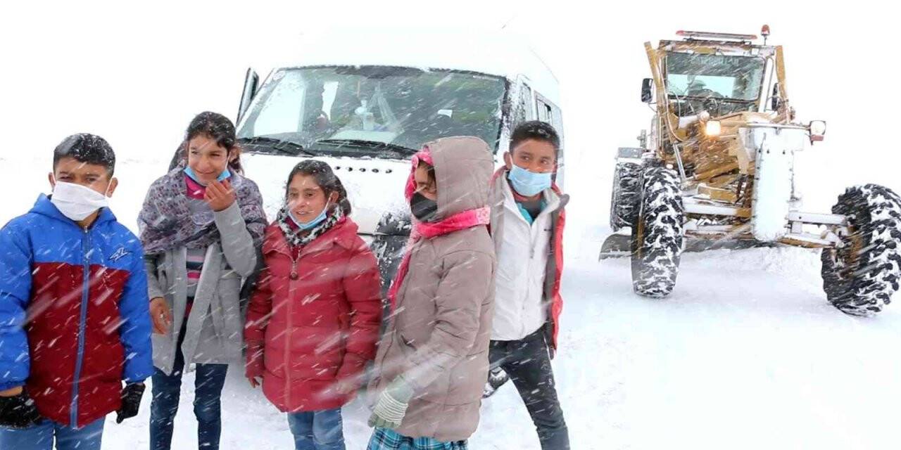 Yolda kalan öğrencilerin imdadına Erciş Belediyesi ekipleri yetişti