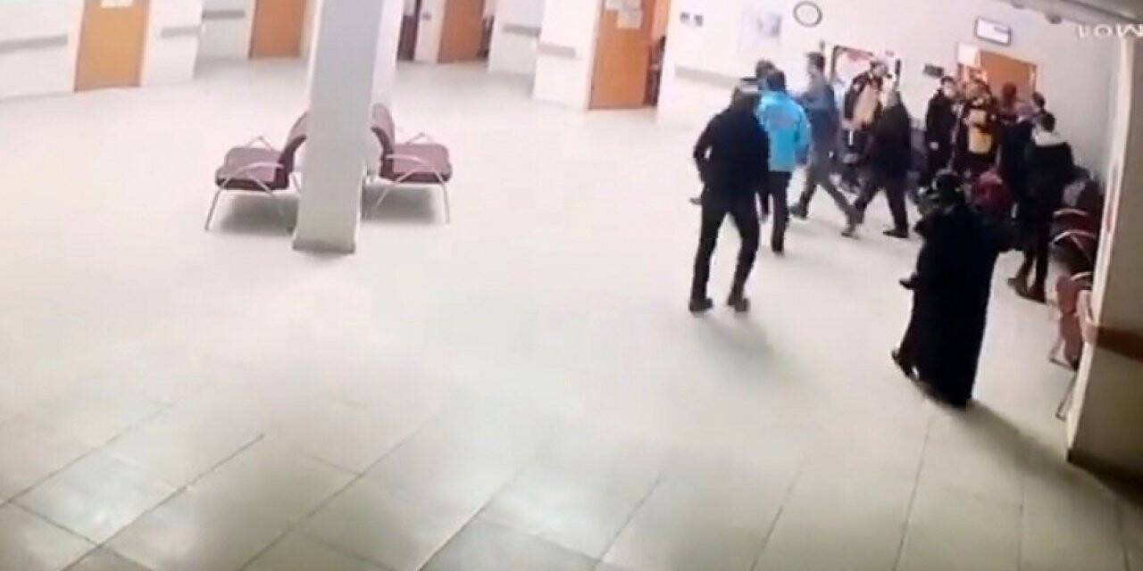 Sağlık ocağında doktora tekme tokatlı saldırı anı güvenlik kamerasına yansıdı