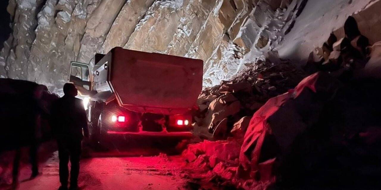 Şırnak’ta dev kayalar ilçe yolunu ulaşıma kapattı