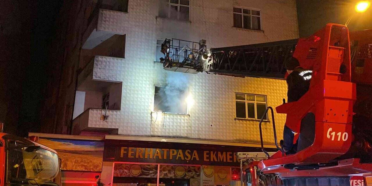 Ataşehir’de yanan daireyi arkalarına alıp selfie çekildiler