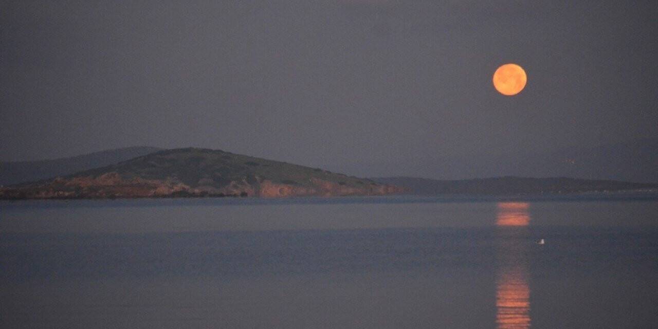 Ayvalık’ta dolunay ihtişamı