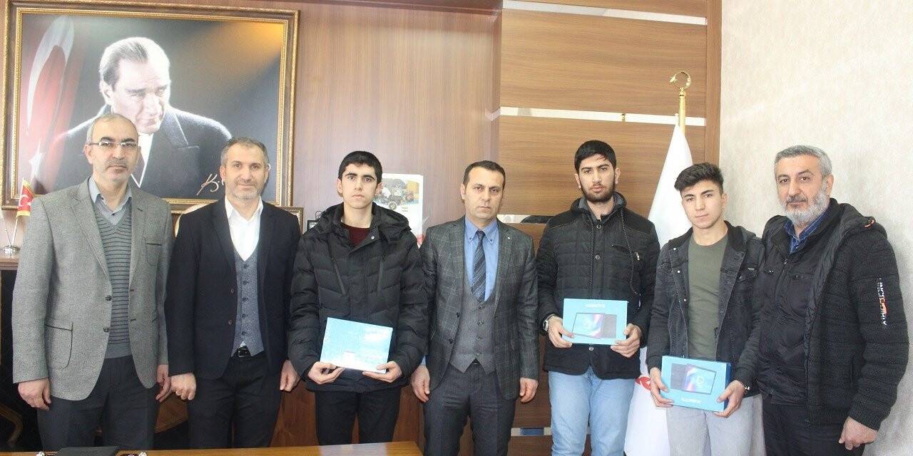 Başarılı öğrencilere ödülleri takdim edildi