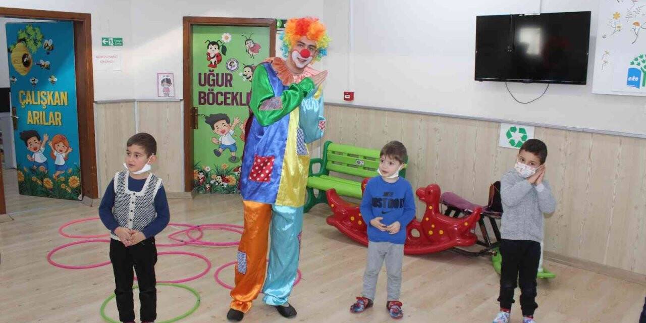 Gençler minik gönüllere dokundu