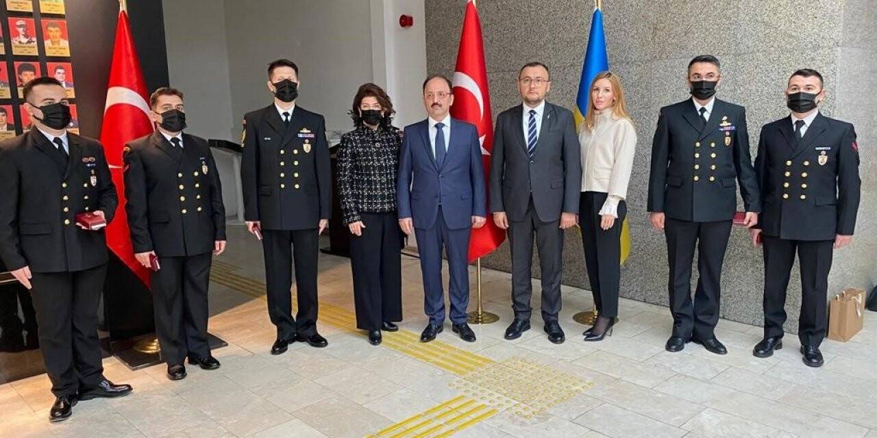 Batan gemideki 6 mürettebatı kurtaran askeri personele Ukrayna Büyükelçisinden madalya