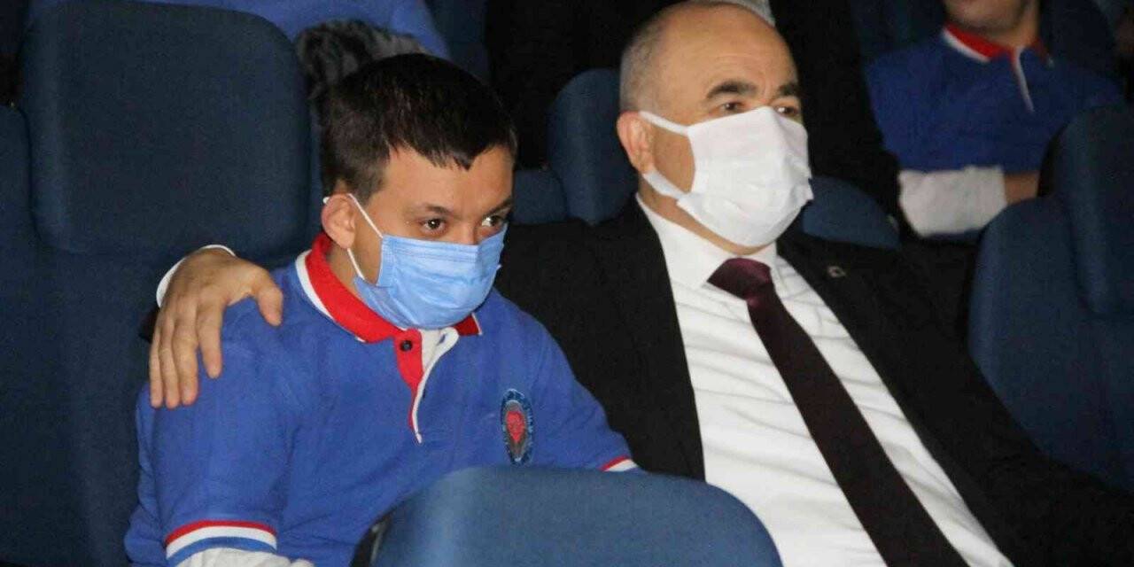 ’Canım Dayım’ filmi özel çocuklarla izlendi