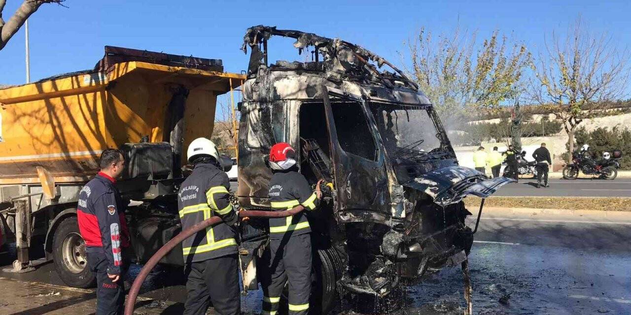 Şanlıurfa’da seyir halindeki tır alev alev yandı