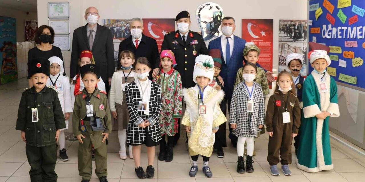 Tuğgeneral Özfidan, öğrencilerle kitap okudu