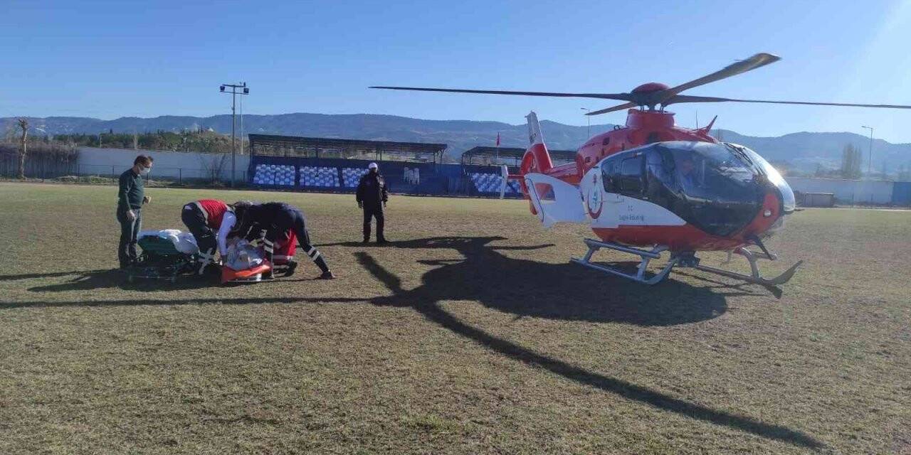 Kalp krizi geçiren yaşlı adamın yardımına ambulans helikopter yetişti