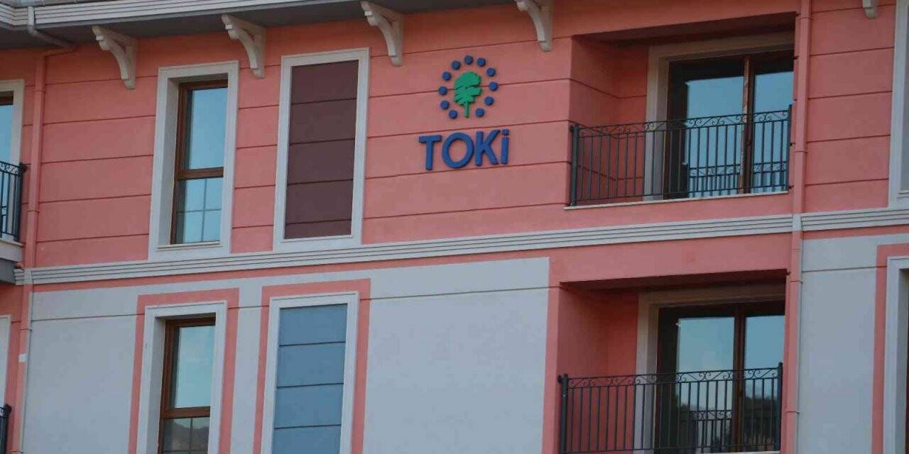 Cumhurbaşkanı Erdoğan, Arnavutluk’ta yapılan deprem konutlarını sahiplerine teslim etti