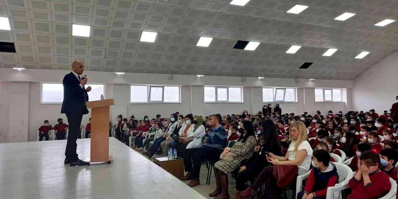 Gazi İsmail Kumartaşlı öğrencilerle buluştu