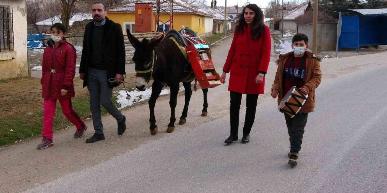 Yozgat’ta öğretmenler “Eşekli kütüphane” ile köy halkını kitapla buluşturuyor