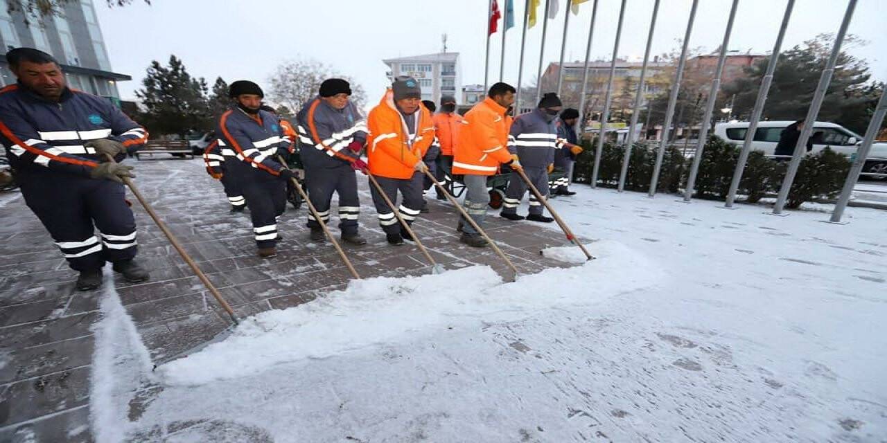 Aksaray Belediyesi karla mücadele ekipleri 7/24 nöbette