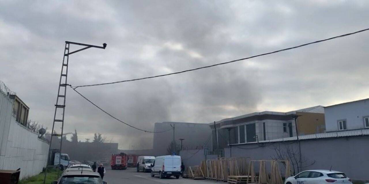 Pendik’te demir fabrikasında patlamanın ardından yangın çıktı