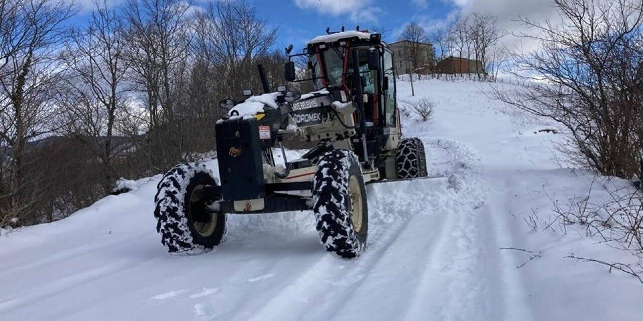 Ünye’de karla mücadele sürüyor