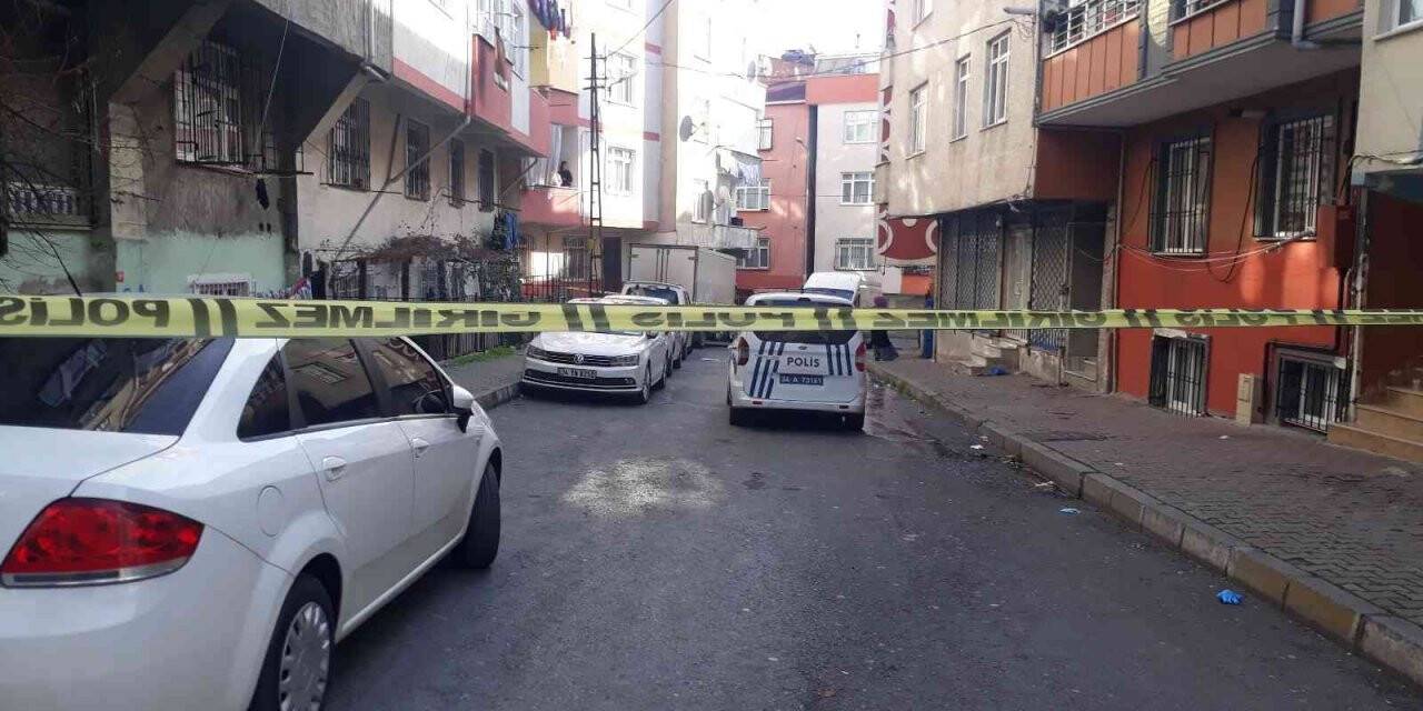 Bağcılar’da cinayet: Aynı evde yaşadığı kişiyi bıçaklayıp kaçtı