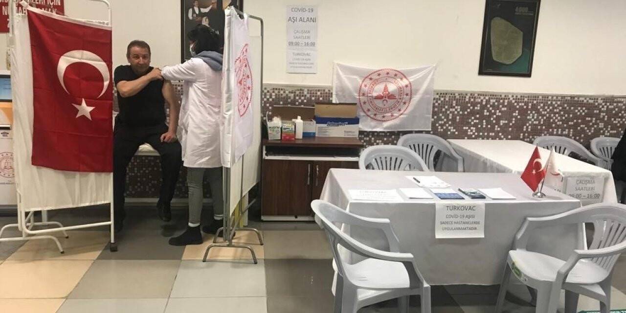 Elazığ Belediyesi ve adliye binasında aşı standı kuruldu