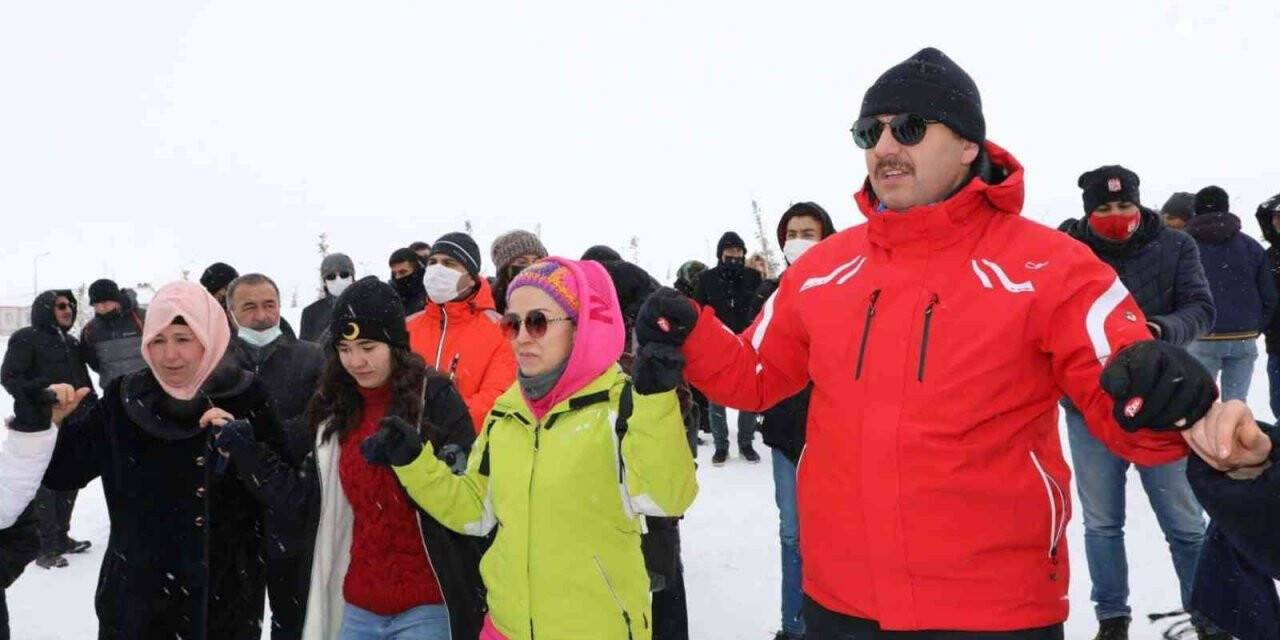 Vali Ayhan öğrencilerle birlikte halay çekti