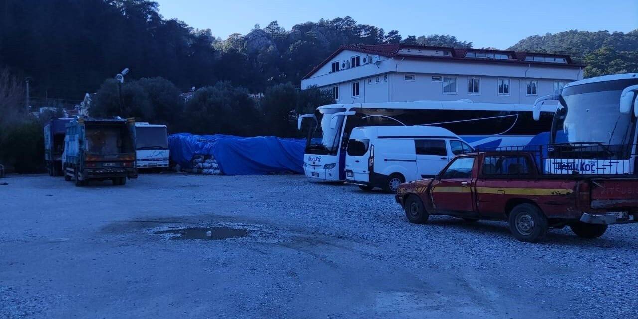 Zabıta ekiplerinin uyardığı kömürcü kendini yaktı