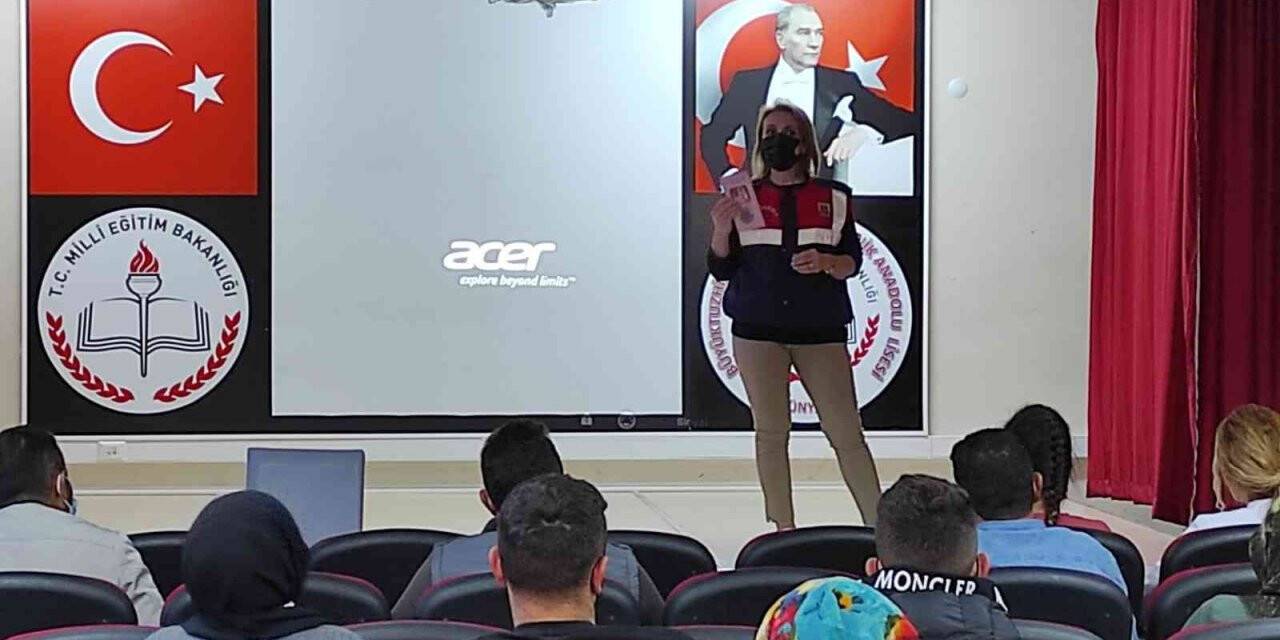 Jandarma kadınlara KADES’i anlattı