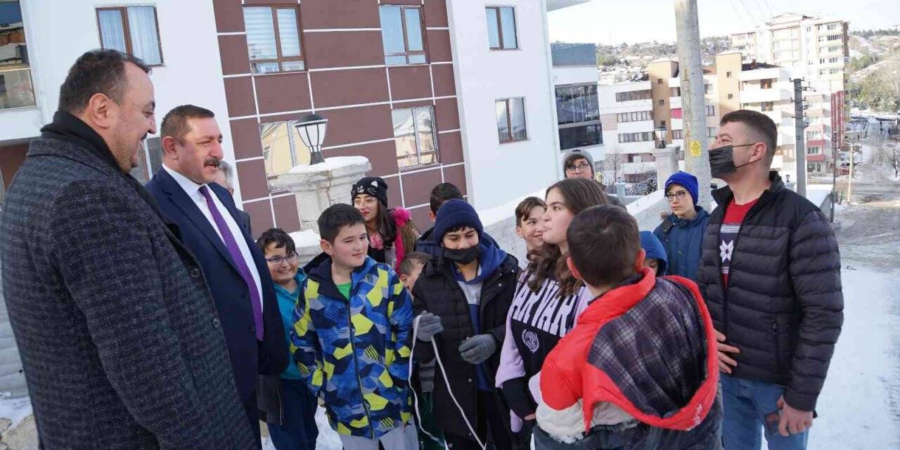İş makinesinin önünü kesen çocuklara belediye başkanından kayak merkezine götürme sözü