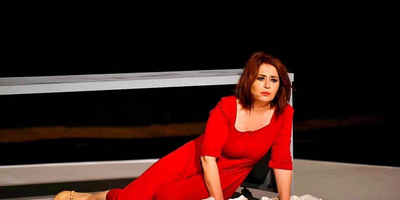 Nazan Kesal: “Bir yerlerden çok güzel ışıklar sızıyor”