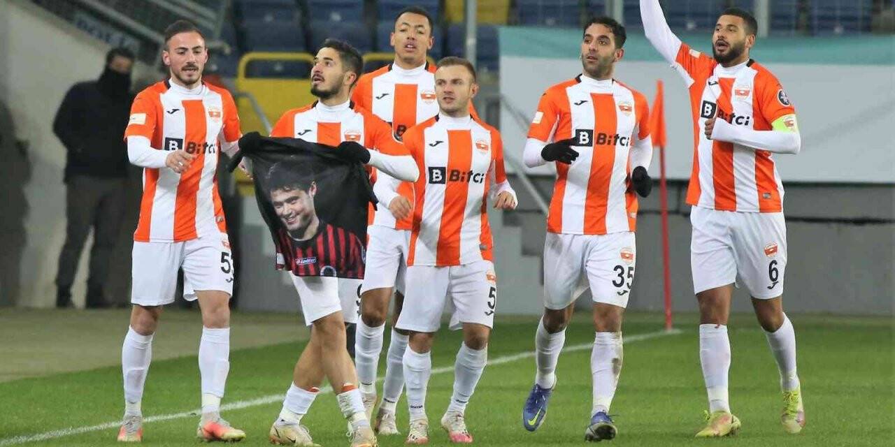 Gençlerbirliği - Adanaspor karşılaşmasında hayatını yitiren futbolcu Ahmet Çalık unutulmadı
