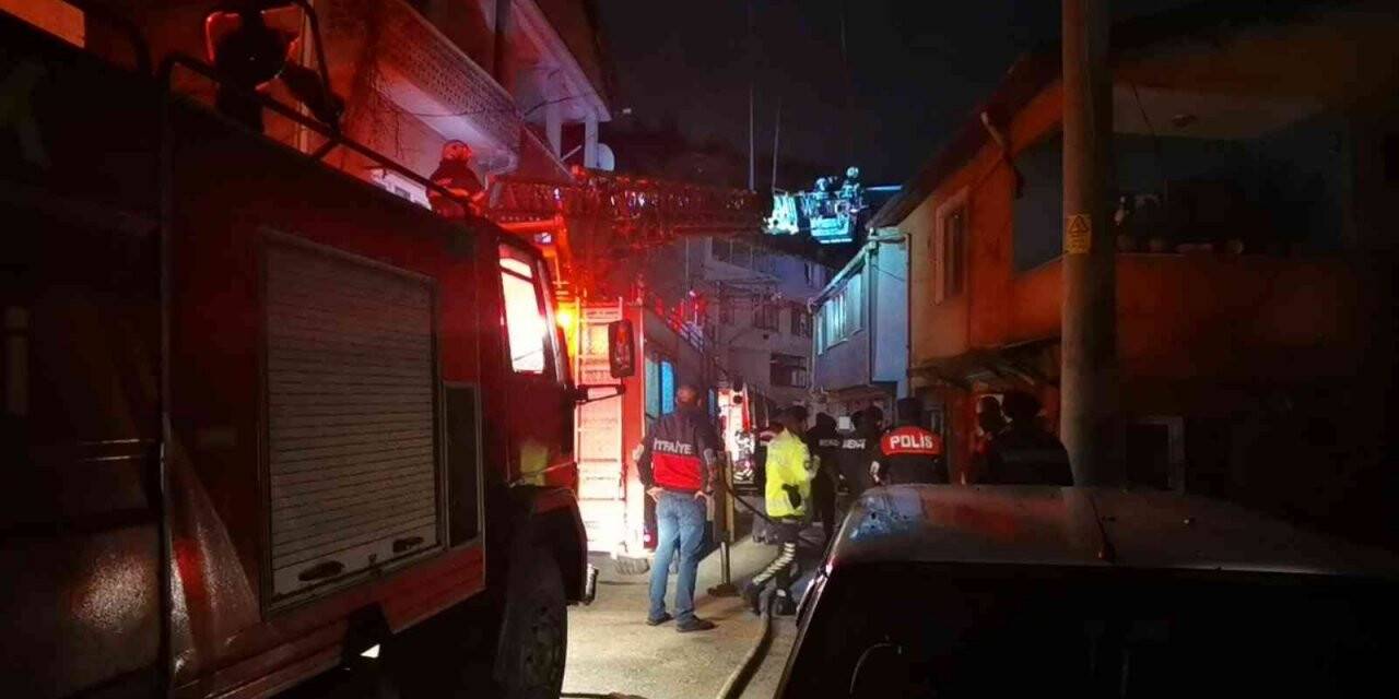İki katlı binanın çatı katında çıkan yangın korkuttu