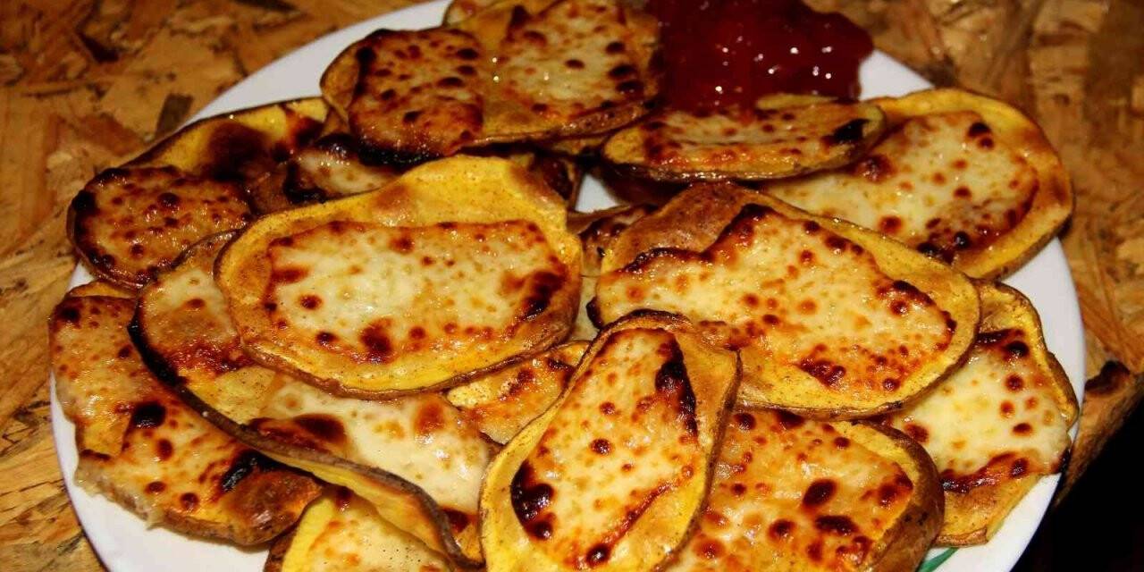 Erzincan’da soğuk kış gecelerinin vazgeçilmez lezzeti kaşarlı patates