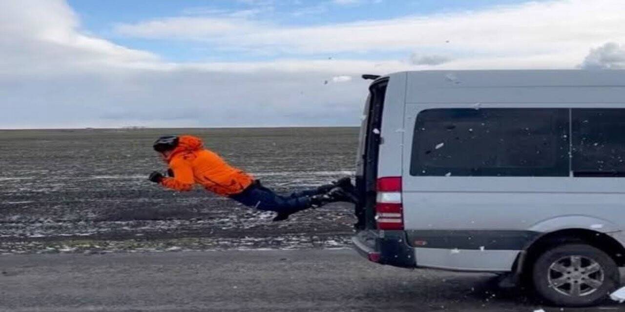 Rus dublör 80 km hızla giden minibüsün içinden mermi gibi geçti