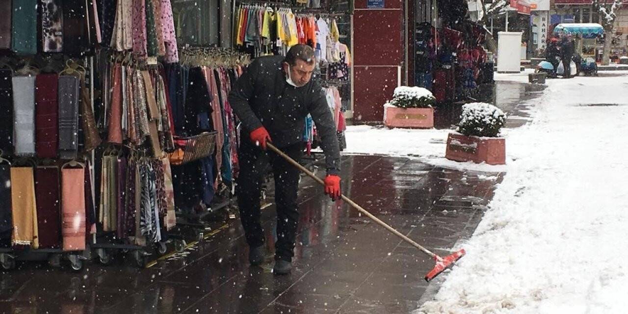 Eskişehir esnafının kar mesaisi