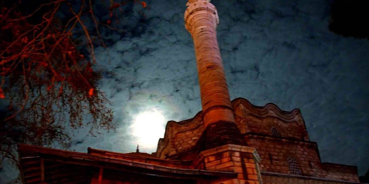 Ay ve bulutlar kartpostallık görüntüler oluşturdu