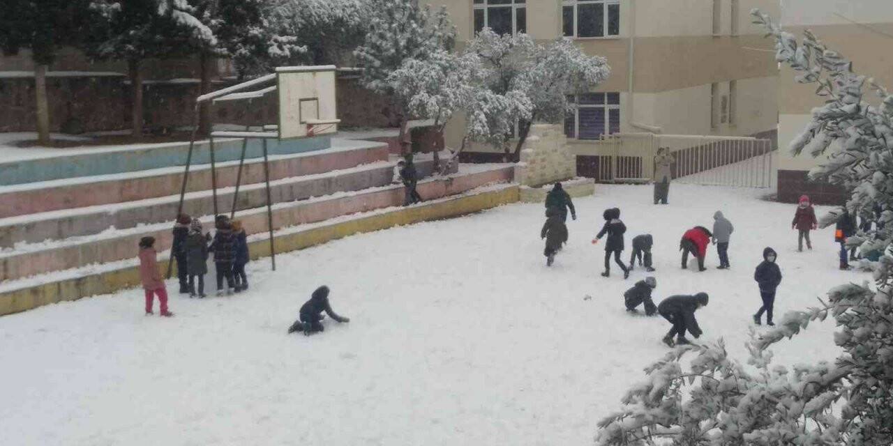 Yaptıkları kardan adama ’Filyasyoncu’ adını koydular