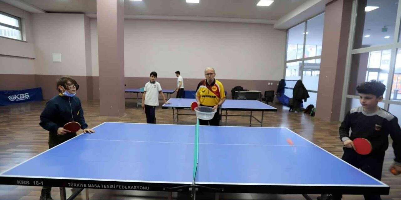Bağcılar’da çocuklar masa tenisiyle stres atıyor
