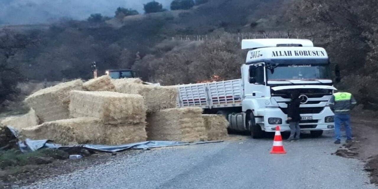 Saman yüklü tır virajı alamayınca devrildi