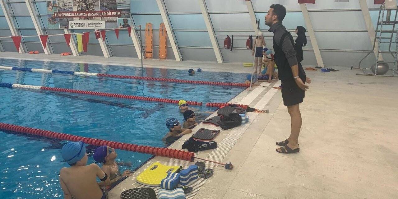 Çayırova’da yüzme eğitimi veriliyor