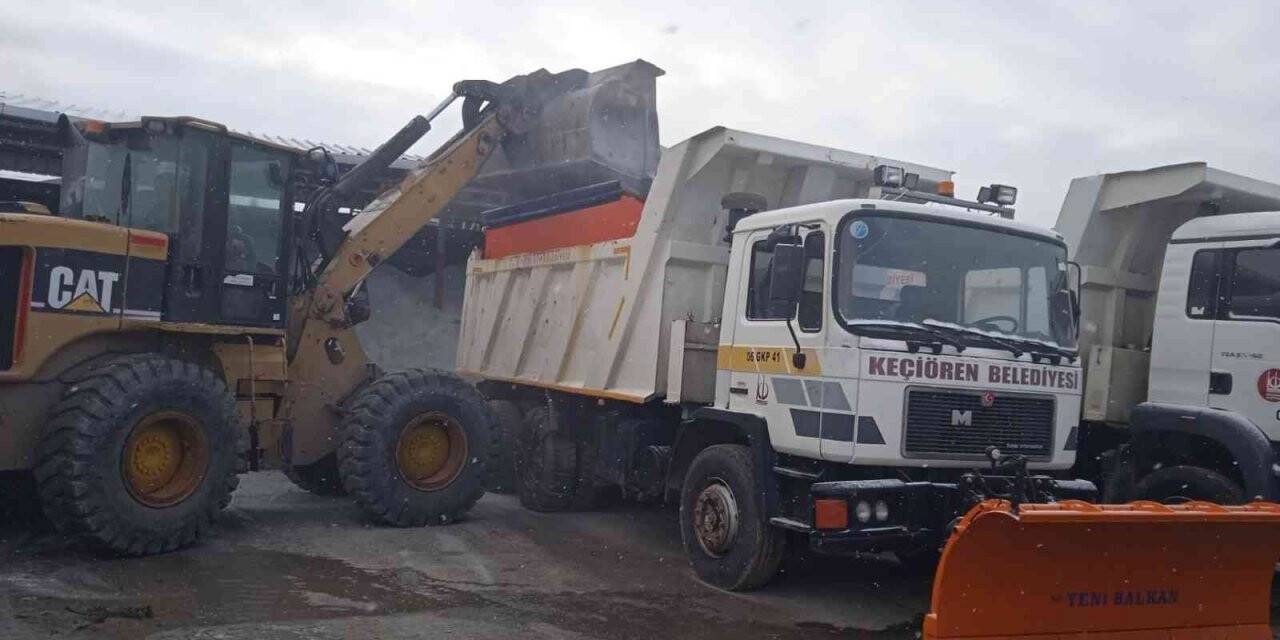 Keçiören Belediyesi yoğun kar yağışına karşı teyakkuzda