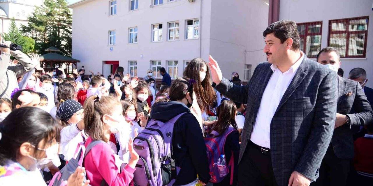 Öğretmen Başkan Kahramankazan’a 5 yeni okul kazandırdı