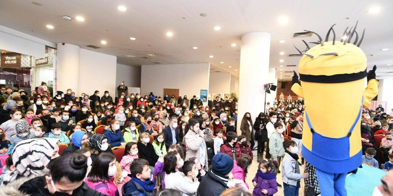 Pursaklar mutlulukla gülümseyen çocuklarla dolu