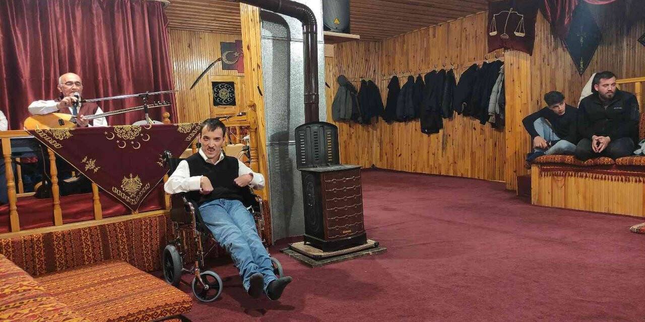 Yüzde 95 engelli genç sazendelere eşlik etti, dakikalarca alkışlandı