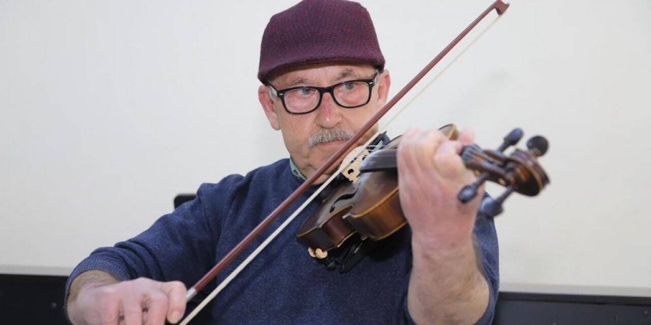 70 yaşında müziğe merak saldı