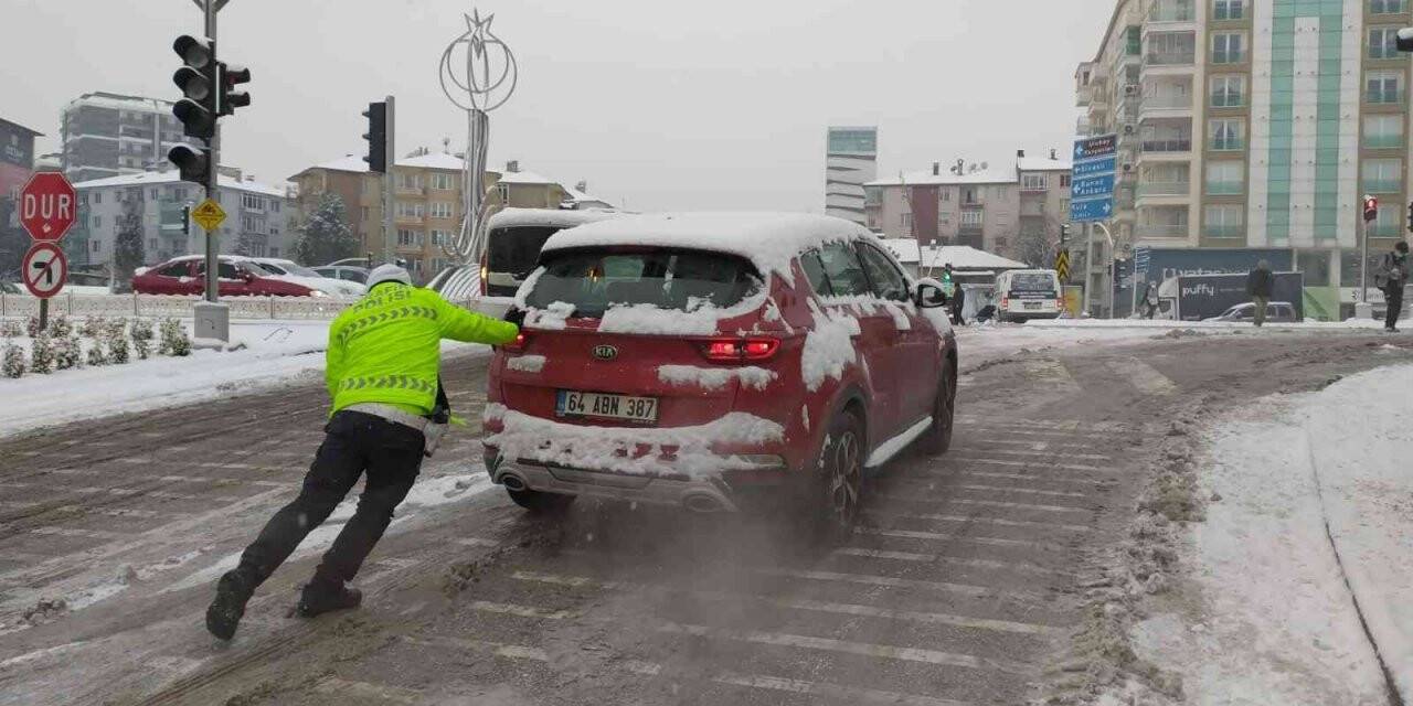 Yolda kalan araç sürücülerin imdadına trafik polisleri yetişti