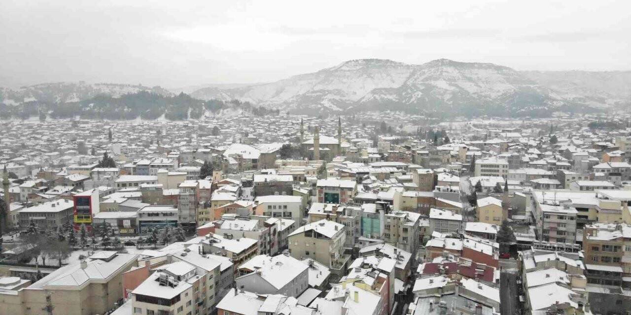 Burdur beyaz gelinliğini giydi