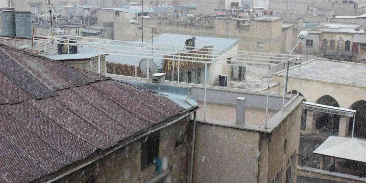 Suriye sınırında 2 yıl aradan sonra kar yağdı