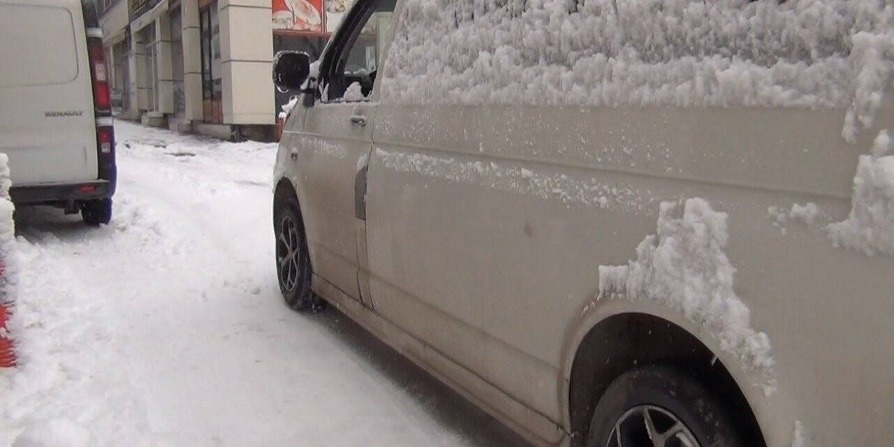 Tavşanlı’da kar ulaşımda aksamalara neden oldu