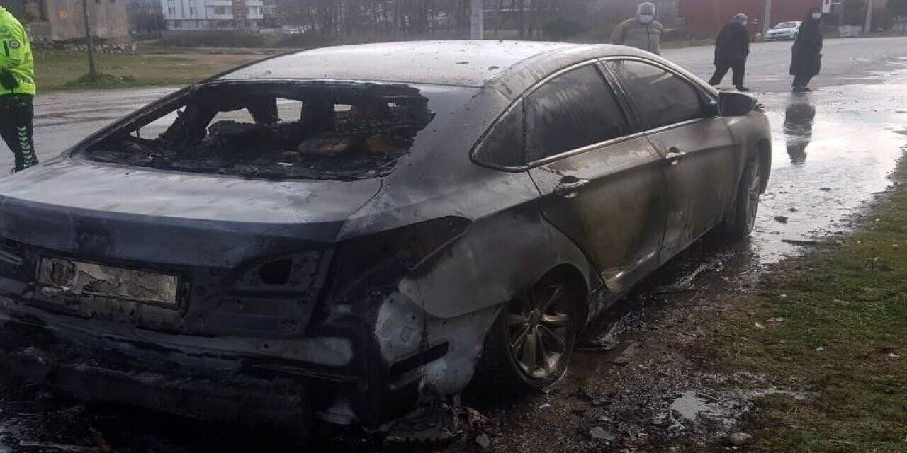 Otomobilin alev alev yandığı anlar kamerada