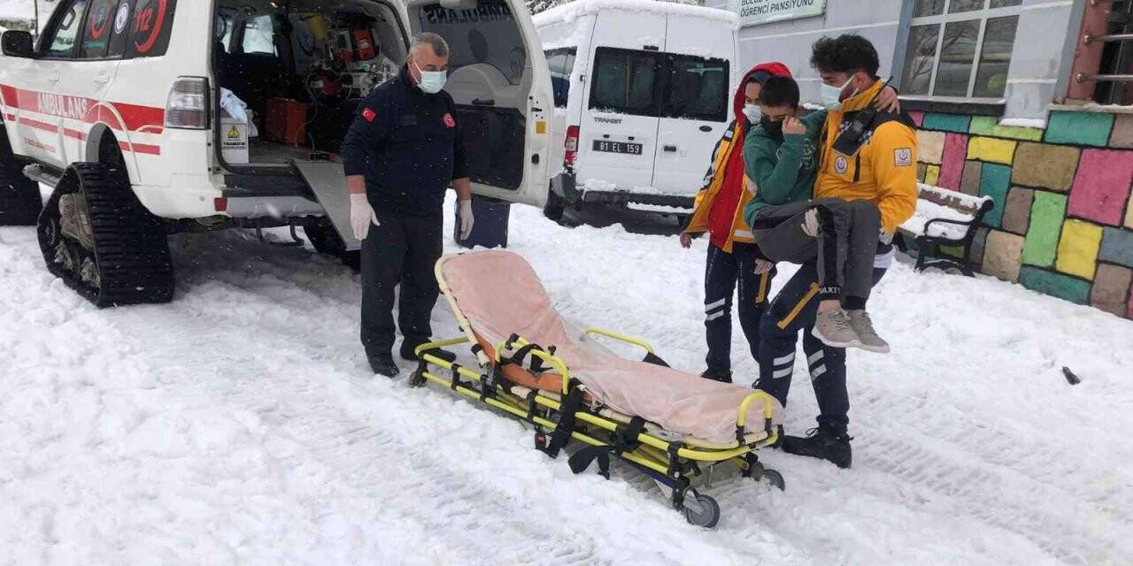 Sağlık ekipleri karla kaplı yolda zamanla yarıştı
