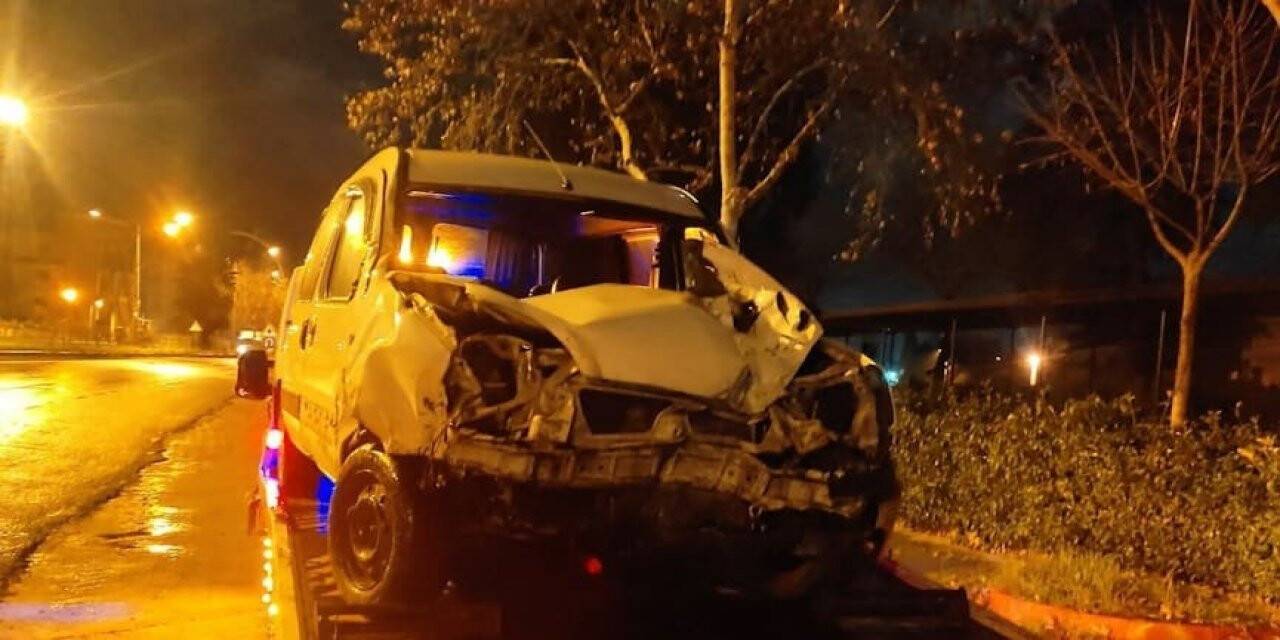 Refüje çarpan sürücünün karnına demir saplandı